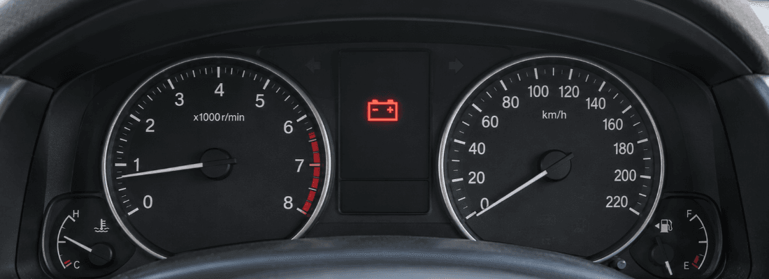 Voyant batterie allumé sur tableau de bord voiture, signe d’alerte électrique